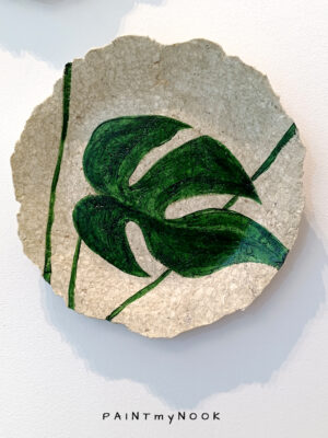 Monstera plate A decorative papier mache plate with a monstera leaf painted in green color